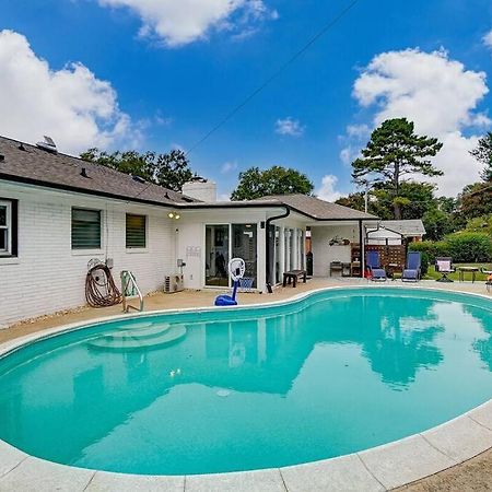 Poolside Bungalow With Fire Pit Fun And King Suite シャーロット エクステリア 写真