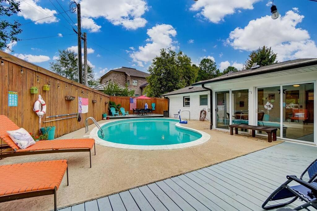 Poolside Bungalow With Fire Pit Fun And King Suite シャーロット エクステリア 写真